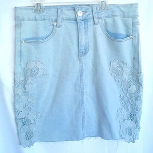 One 5 One Jean Skirt Light Wash, Lace Floral Applique, Size M, Raw Hem, 18" L
